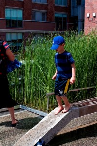 Enfant_dans_l_eau_sur_la_Highline