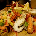 Notre plat principal, l'assiette froide de fruits de mer et fruits en tous genres
