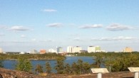 Belle, lente, Yellowknife On ne part pour rien dans le Nord canadien; on ne va pas y flâner tout simplement parce qu’on a une semaine...