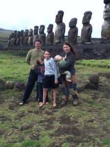 La famille (plus grande!) devant l'ahu Tongariki.