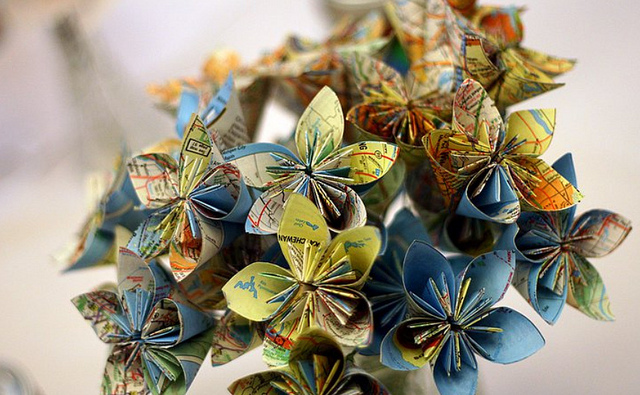 Des fleurs faites à partir de cartes par kimberlyjongsma - Flickr
