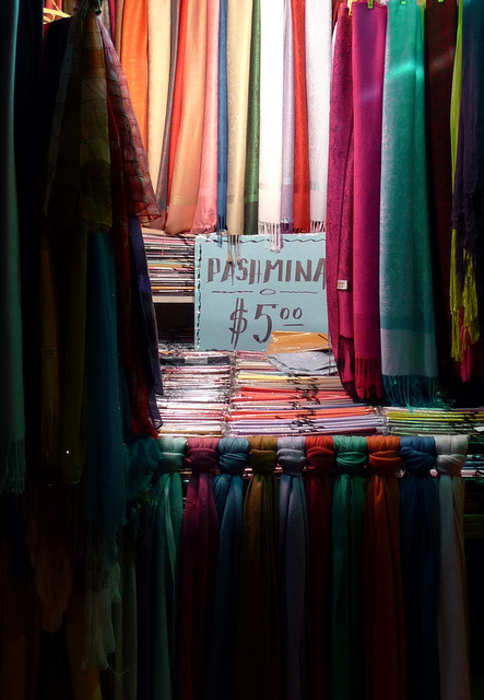 Procurez-vous des foulards à petits prix à l'étranger par Jonesxxx Flickr