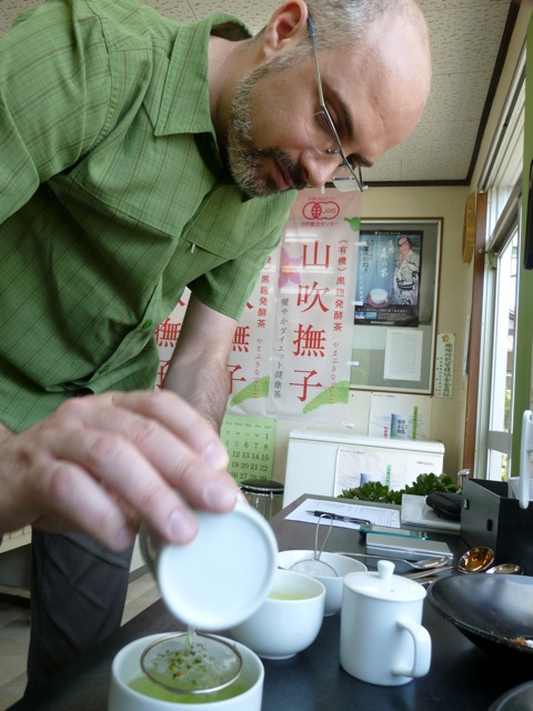 Hugo en pleine dégustation de thé à Shizuoka