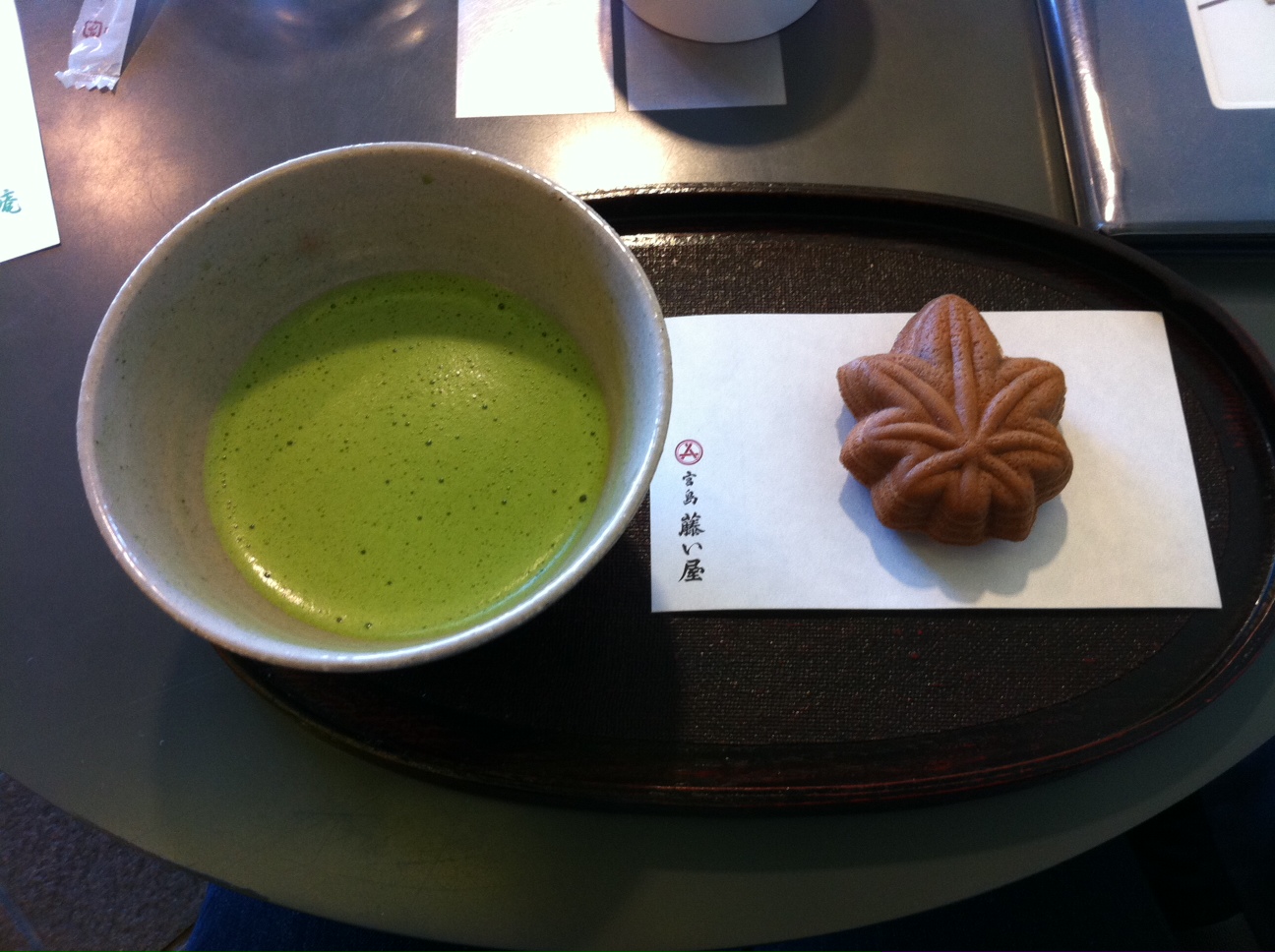 Matcha et gâterie typique de Miyajima