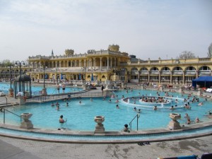 Piscine extérieure avec bain à remous