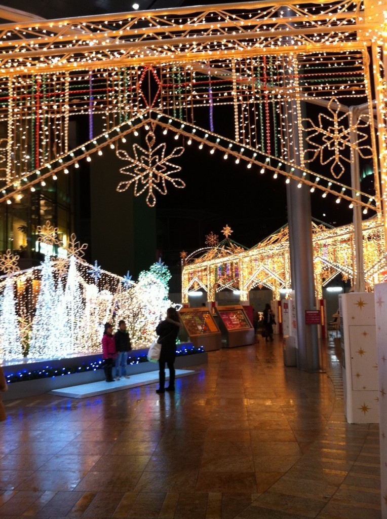 Vue sur les illuminations de Noël, d’un Starbucks à Ôsaka