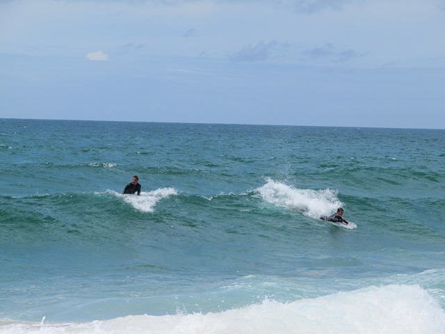 Surfeurs bravant l’eau froide de la plage de Guincho