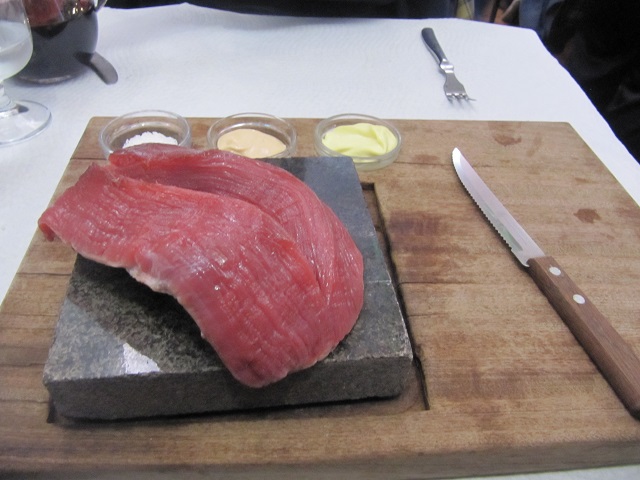 Steak sur une pierre avec assaisonnements