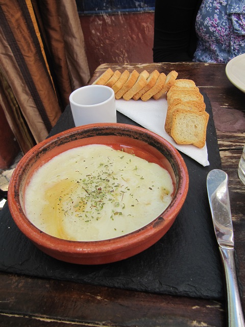 Fromage fondu et miel aux noix de Grenoble avec petites biscottes