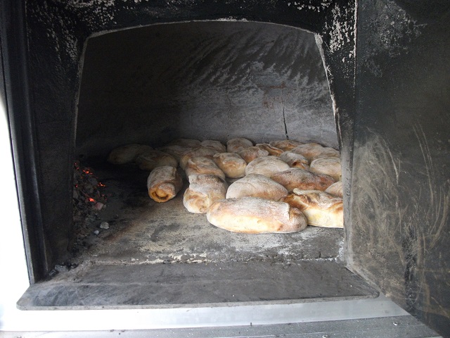 Cuisson dans le four à bois