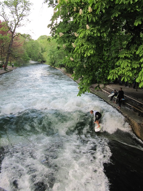 Surfeur Eisbach Munich Allemagne Englischer Garten