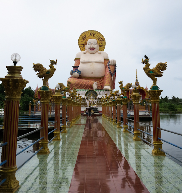 grand Bouddha du complexe Wat Plai Laem Koh Samui Thailande