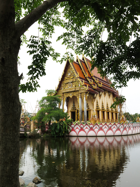 Reflets sur l'eau - Wat Plai Laem Koh Samui Thailande