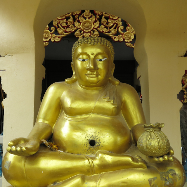 Un Bouddha plus rond - Wat Plai Laem Koh Samui Thailande