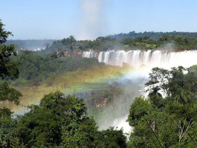 Un arc-en-ciel au-dessus des Chutes d'Iguazu en Argentine