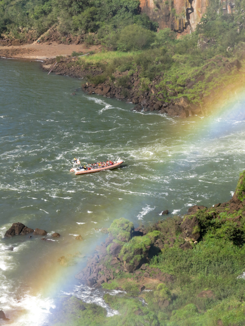 Un arc-en-ciel au-dessus des Chutes d'Iguazu en Argentine et le bateau de l'île San Martin