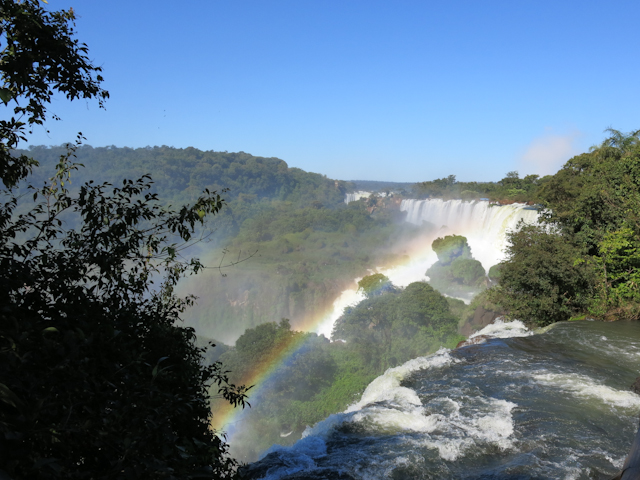 Un arc-en-ciel au-dessus des Chutes d'Iguazu en Argentine et la Garganta del Diablo au loin