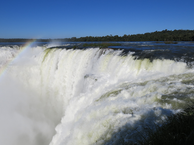 Au sommet de la chute Garganta del Diablo aux Chutes d'Iguazu en Argentine