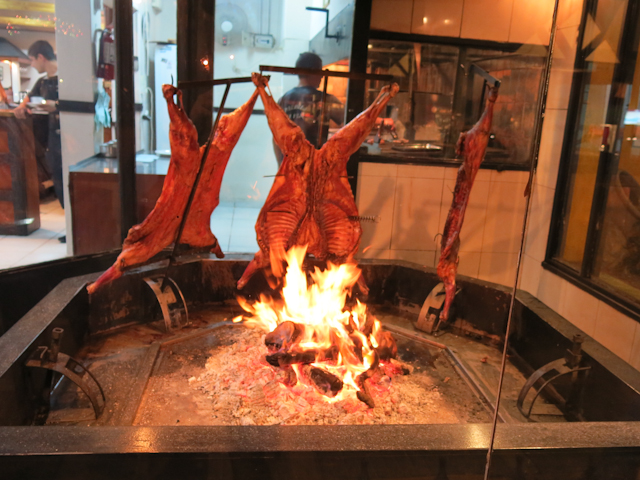 De la viande au feu pour la parillada, Argentine