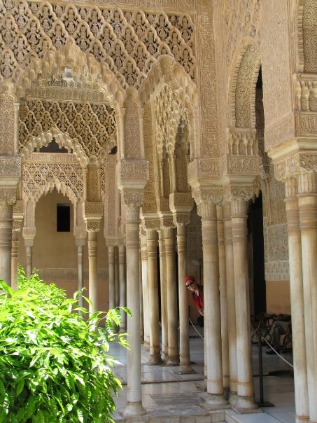 Jouer à cache-cache à l'Alhambra, Granada, Espagne