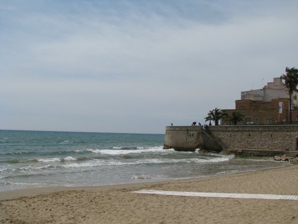 La plage de Sitges, Espagne