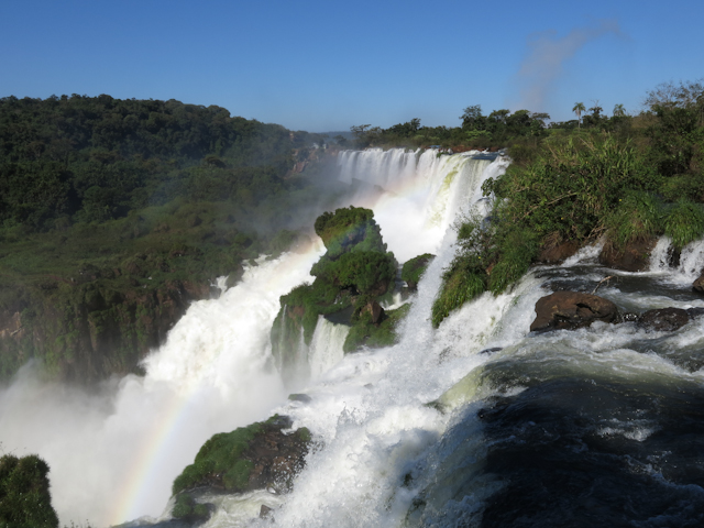 L'eau qui tombe tout près des plateformes aux chutes d'Iguazu en Argentine