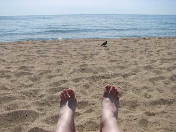 Pieds nus sur la plage de Barcelone, Espagne