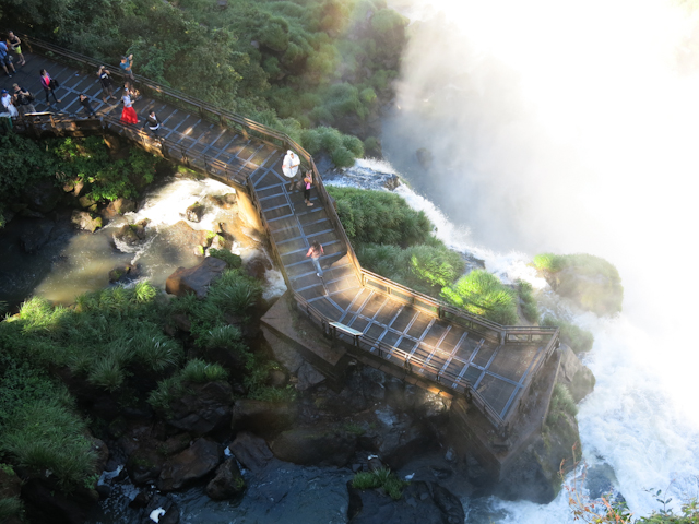 Plateforme d'observation du sentier inférieur vue du sentier supérieur aux chutes d'Iguazu en Argentine