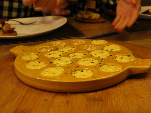 Provoleta dans son contenant typique de cuisine, Argentine