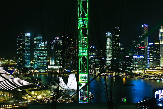 Singapour de nuit vue du Singapore Flyer