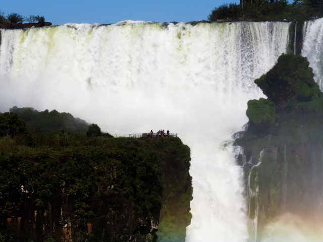 Un fort tonnerre d'eau gronde en permanence aux chutes d'Iguazu en Argentine