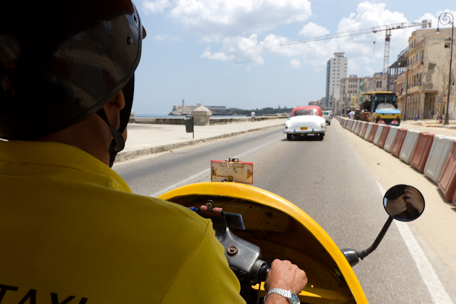 Un tour de coco-taxi à La Havane, Cuba