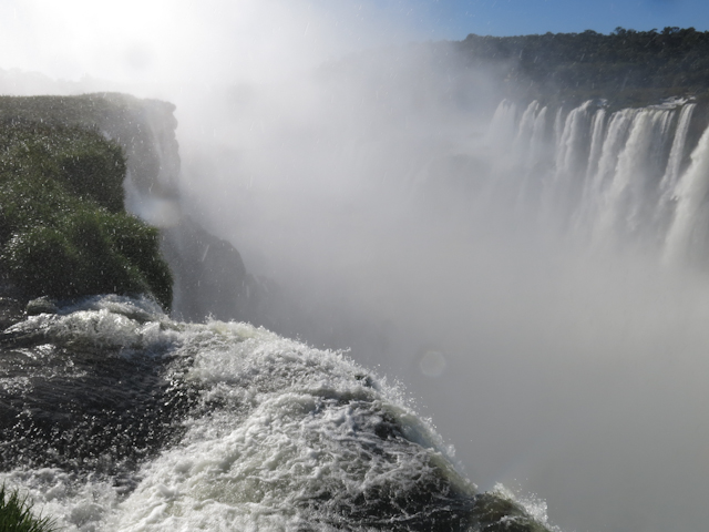 Un épais brouillard à la Gorge du diable aux chutes d'iguazu en Argentine