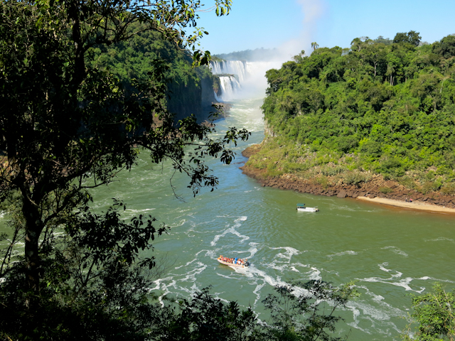 vue sur l'île San Martin des chutes d'Iguazu en Argentine