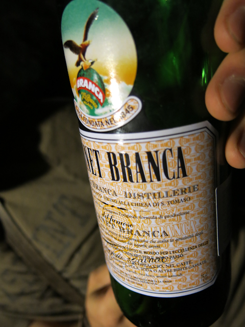 Fernet, boisson italienne bue en Argentine