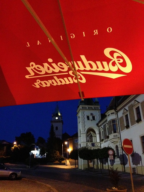 L'hôtel de ville de Tišnov vu de la terrasse de l'hôtel Květnice (avec la fameuse Budvar)