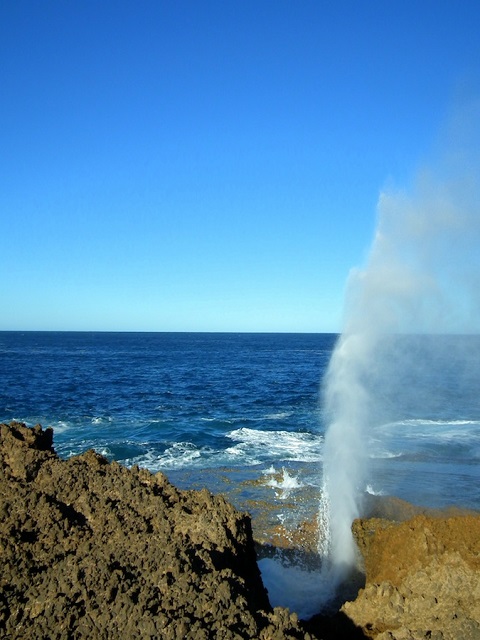 Une petite explosion d'eau au Blowhole de Point Quobba Australie