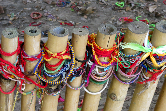 Bracelets en mémoire des victimes - Killing Fields - Phnom Penh, Cambodge