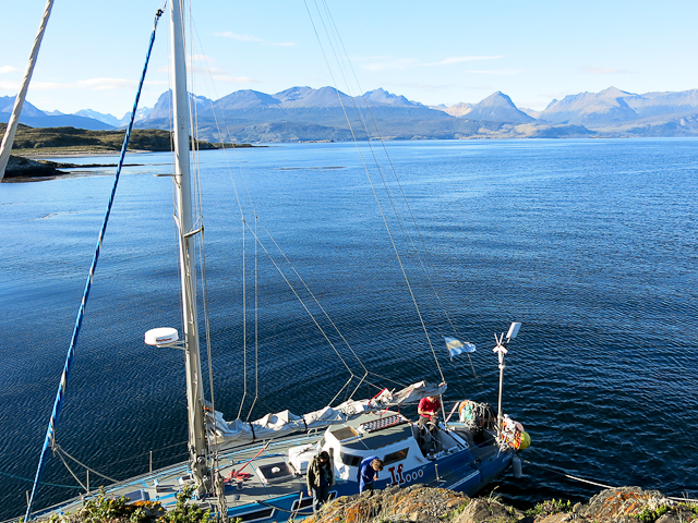 Le voilier vu du haut de l'Isla H - Ushuaia, Argentine