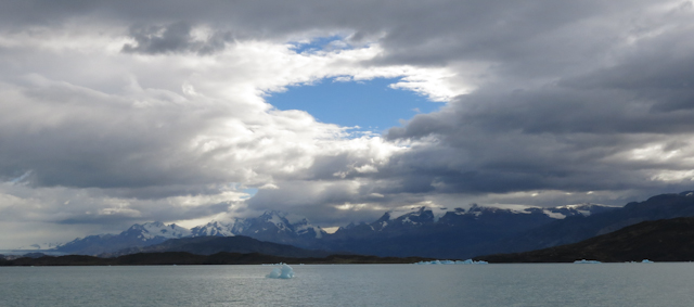 Montagnes au loin - Cruceros MarPatag - El Calafate, Argentine