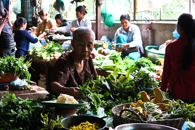 Vieille dame au marché - Siem Reap, Cambodge