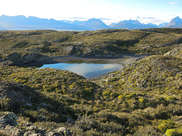 Vue d'un petit cratère sur l'Isla H - Ushuaia, Argentine