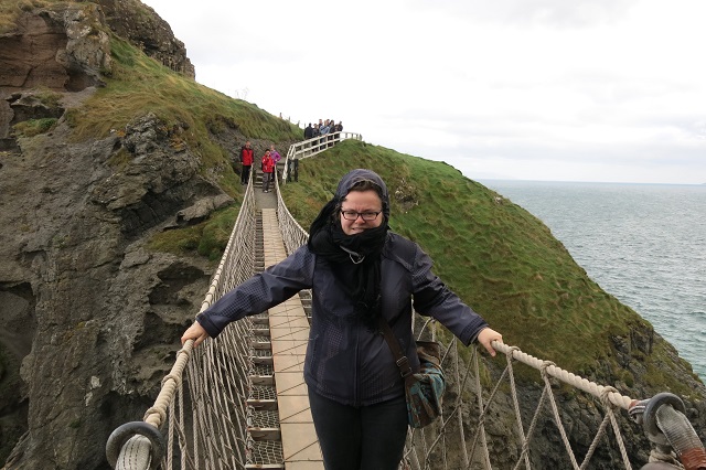 Jennifer sur le Carrick-a-rede bridge - Irlande