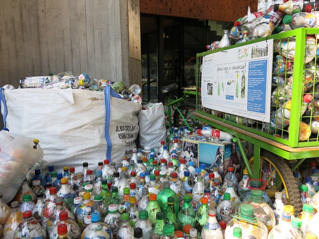 Le recyclage de bouteilles et de sacs plastique au GAM - Santiago, Chili