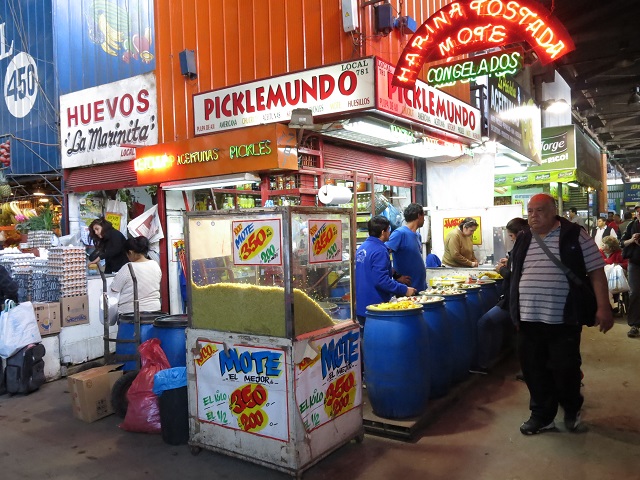 Un kiosque parmi tant d'autres au marché de Santiago, Chili