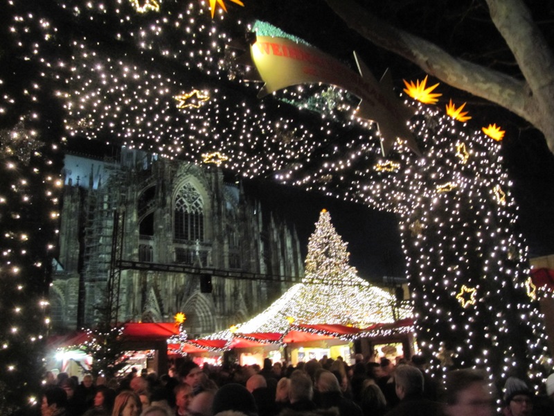 Sapin illuminé au pied du Dom