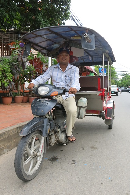 Buddy sur son tuk-tuk