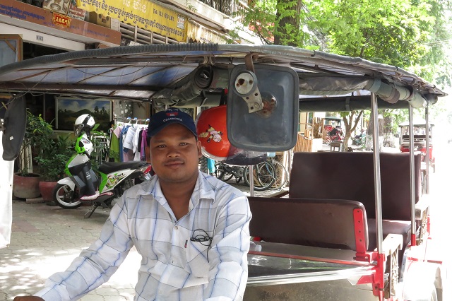Le voilà mon chauffeur de tuk-tuk cambodgien