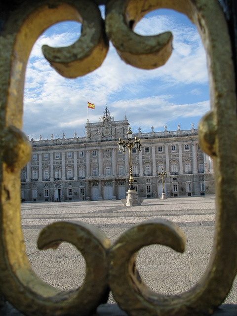 Palais royal de Madrid vu par les grilles de la clôture - Espagne