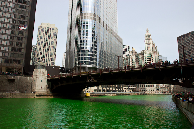 La Chicago River verte pour la Saint-Patrick - Chicago, Illinois